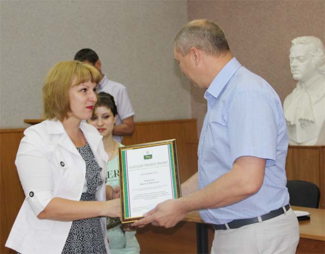 Благодарственное письмо получает управляющий Сергиевским отделением Самарского отделения №6991 Поволжский банк ОАО "Сбербанк России" Жанна Киркина