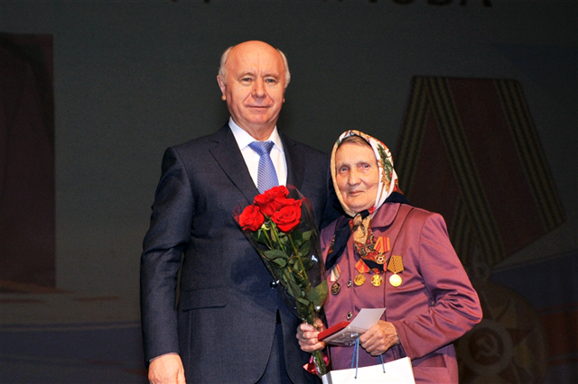 Николай Меркушкин вручил А.Г. Евдокимовой награду за нелегкий труд