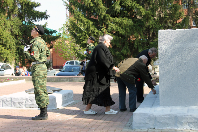 Возложение цветов к монументу "Скорбящая мать"