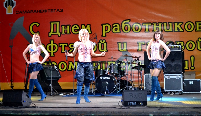 Выступление шоу-группы "Ватерлоо"