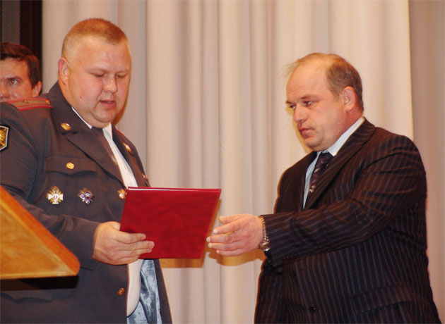Анатолий Шипицин вручает Грамоты главы района