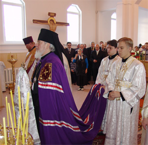 Церемония освещения храма архангела Михаила в поселке Суходол