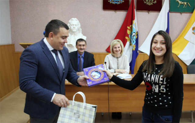 Вручение памятного подарка 