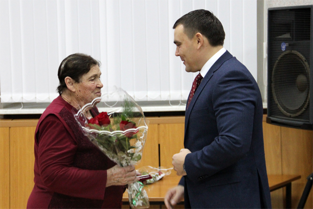Алексей Веселов награждает К.И. Пыркову