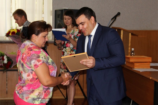 Алексей Веселов вручает Благодарственное письмо